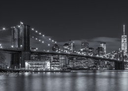 Foto's New York - Brooklyn Bridge by night | Zwart-wit foto Tux Photography