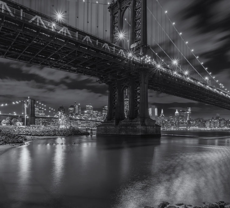 Foto's New York - Manhattan Bridge by night | Zwart-wit foto Tux Photography
